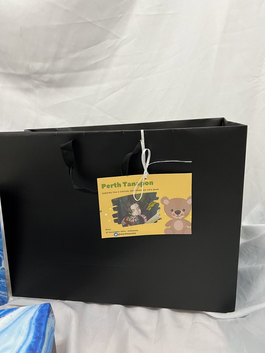mystouruss's tweet photo. (1st gift) ~> A pillow We Bare Bear 

This is a last minute gift i think about because i know its gonna be tiring, so this bear represent hug from #KDPPE all around the world to support you 🖤

@perthppe FIGHTING 🔥
#PerthTanapon 

Thankyou @AllAroundPerth 
And @chorsarangbkk🖤 https://t.co/WAwNCnXoLc