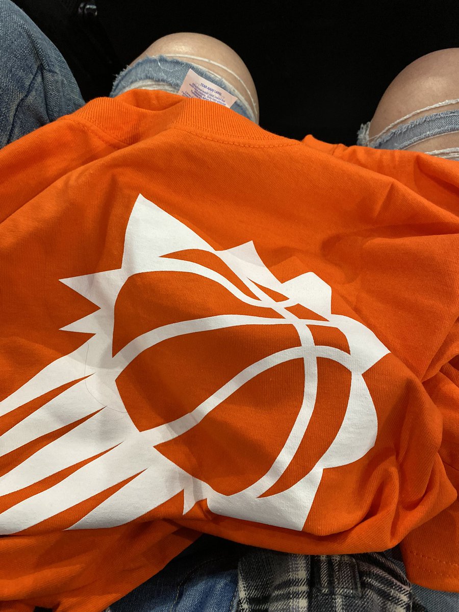 BaileyyMichh's tweet photo. Thank you @AZSports @BurnsAndGambo for the amazing night at the suns game!🧡💜🧡💜 I won tickets, and then I won a shirt at the game, maybe I should buy a lottery ticket 😂 https://t.co/bbXNyCQSCJ