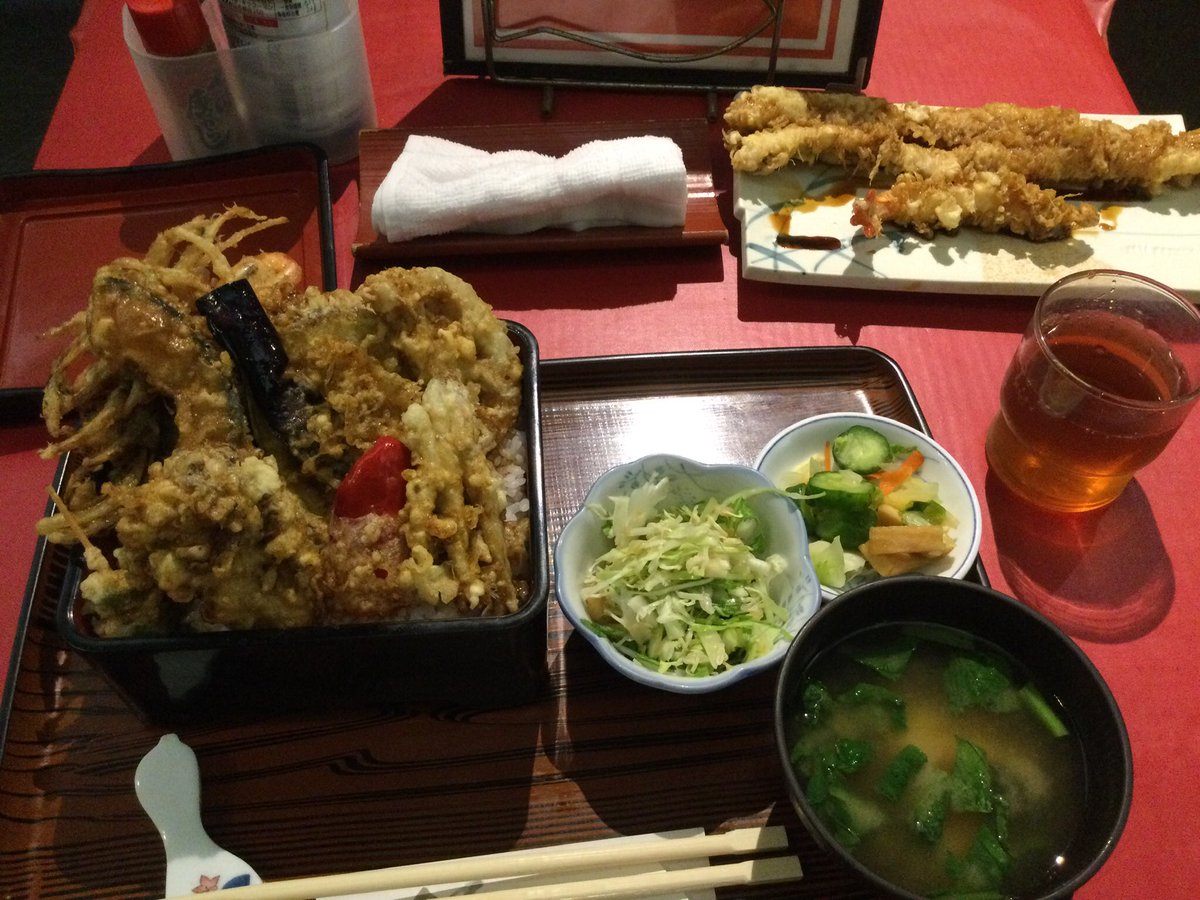 pinakyou's tweet photo. @Lia_vvv ありがとう😊
お重に乗らないからって別皿で来た天丼あげるw
天ぷら追加注文した訳じゃじゃなく普通に出て来たw https://t.co/p6dZtLQTtD