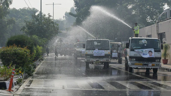mediaindiagroup's tweet photo. #Delhi government deploys 114 tankers to spray water in city to reduce mounting levels of air pollution &amp; to settle dust.#SmogGuns have also been installed at various parts of city amid worsening AQI post #Diwali2021 .#MIG #DelhiPollution #AirPollution #AQIAlert @ArvindKejriwal https://t.co/k09BOIxLcK