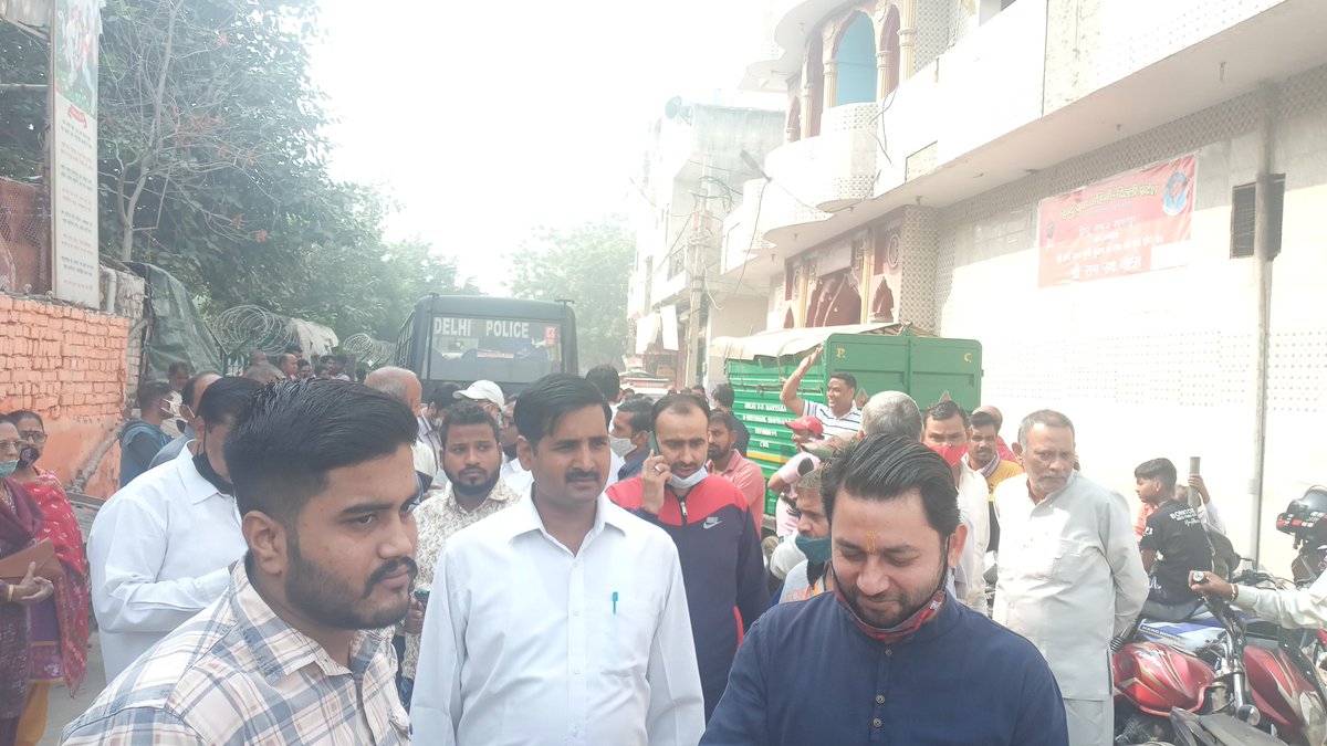 GhanendraB's tweet photo. @AamAadmiParty के कार्यकर्ताओं ने द्वारका विधानसभा के छठ पार्क मे पहुँचना शुरू कर दिया है,#BJP ने आप कार्यकर्ताओं को रोकने के लिए भारी संख्या मे #ModiPolice तैनात कर दी है!
पर छठ घाट तो बनकर ही रहेगा,चाहे BJP कुछ भी कर ले!
"संघियों हिम्मत हो तो रोक कर दिखाना"
@ArvindKejriwal https://t.co/HwDJXRURX6