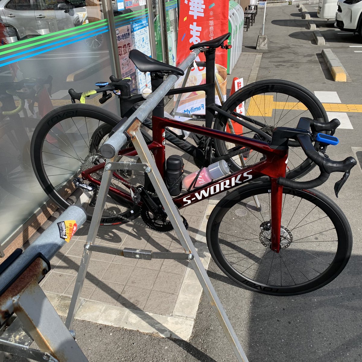 aripiaripi1025's tweet photo. 今日は所属チームALLEZのチーム練でした。十万辻〜能勢栗栖ファミマまで。久々の走りに徹するライド💨
今日は2名で、VENGEが2台と言うことでテンションアップ😊
十万辻の勾配が上がるところでは5倍近くのパワー💦仲間と別れた後はケイデンスさんで昼食🍔楽しかった！
#sworksvenge
#vengepro
#cadence https://t.co/mwwCwwDVay