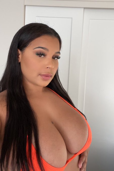 Pretty face + big tiddies 😝 https://t.co/KOOSv3dy9X