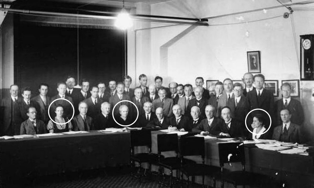 MartaMachoS's tweet photo. Hoy se conmemora el 154 aniversario del nacimiento de Maria Skłodowska-Curie y el 143 de Lise Meitner.
En esta fotografía del Congreso Solvay (Bruselas, 1933) aparecen ambas científicas (e Irène Joliot-Curie, a la izquierda). https://t.co/oK3xFZCK9x