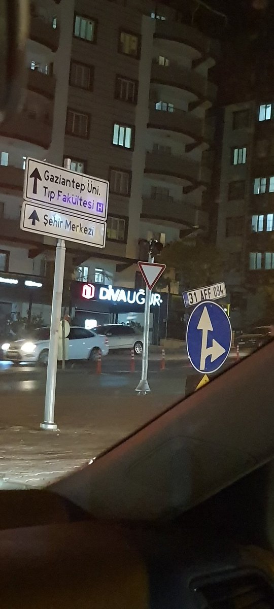 31 AFF 094 plaka sahibi plakan Gaziantep Üniversitesinden Karataşa giderken ilk ışıkta tabelaya asılı duruyor.
#plaka #kayıpplaka