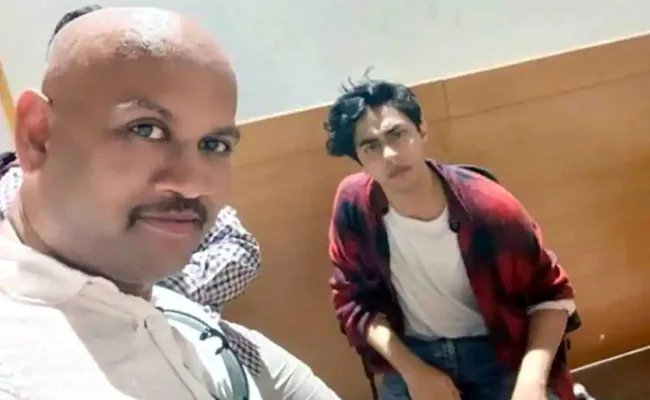 ss_suryawanshi's tweet photo. One selfie of KP Gosavi With Aryan Khan cost them Rs 18. Vijay Pagare , one of the eye witness in this entire episode says this selfie not only botched entire Rs 18 cr deal but it will have many ramifications if Aryan Khan case is probed properly by two SITs. https://t.co/hQnDI0VwW9