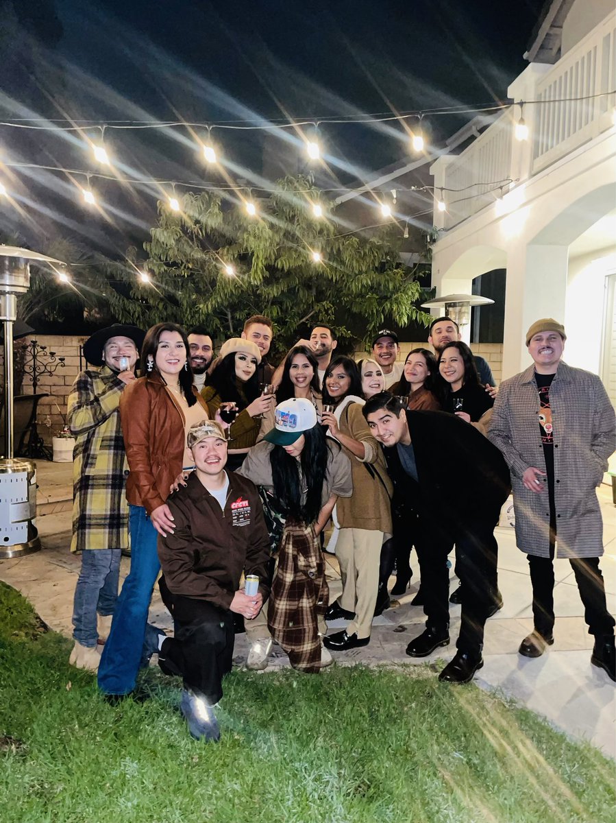 Kittykvshh_'s tweet photo. Friendsgiving #FullAf https://t.co/tJ6pWkXdr4
