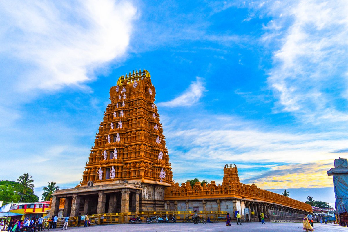 IshaSacredWalks's tweet photo. This grandiose Dravidian-style temple in Karnataka, is also known as __________ ❓ https://t.co/IHhrGheGc5