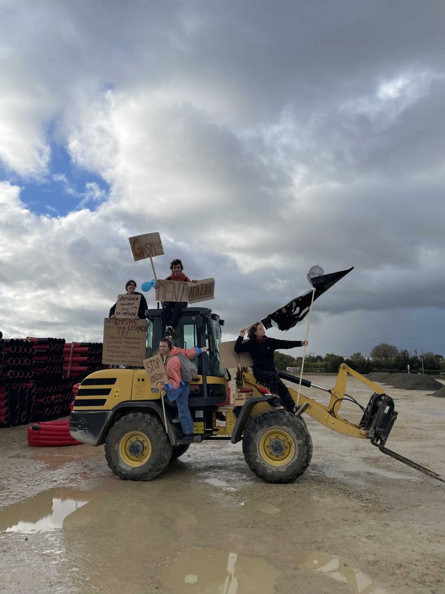 xrFrance's tweet photo. 👏 Bravo aux rebelles de @XRebellionCaen &amp; au collectif @amazon_stop pour leur action face au géant #Amazon qui nous impose ses entrepôts de béton et d’acier 😡

#StopAmazon
#Ecocide https://t.co/7yfKeBOkkP