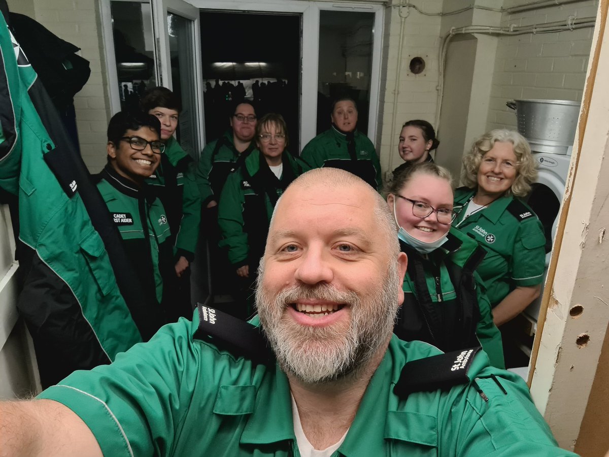 SJA_Tony's tweet photo. Absolutely fantastic to get out amongst the local community again at Belchamps fireworks display last night. Made even better by having this amazing team with me. 

A massive thank you to them all for joining me.

#MySJADay #SJAPeople #StJohnPeople #TeamSJA #GreenFamily #EssexSJA https://t.co/QQhyNpXewO