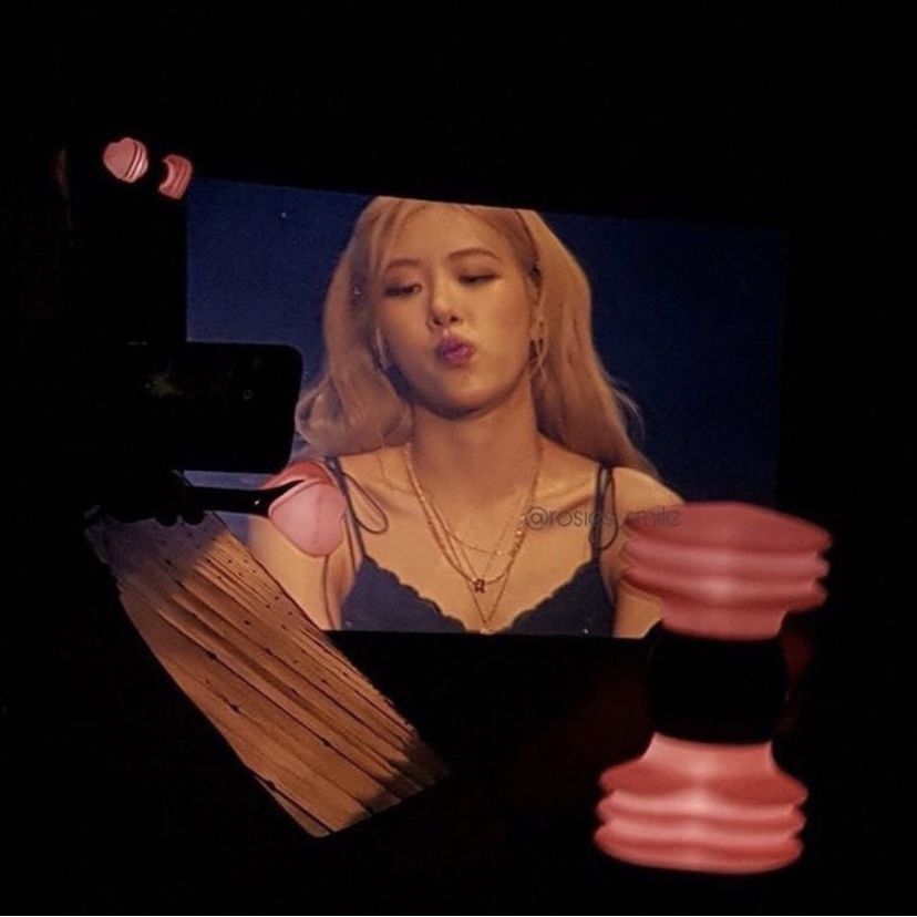 hourly rosé tweet media