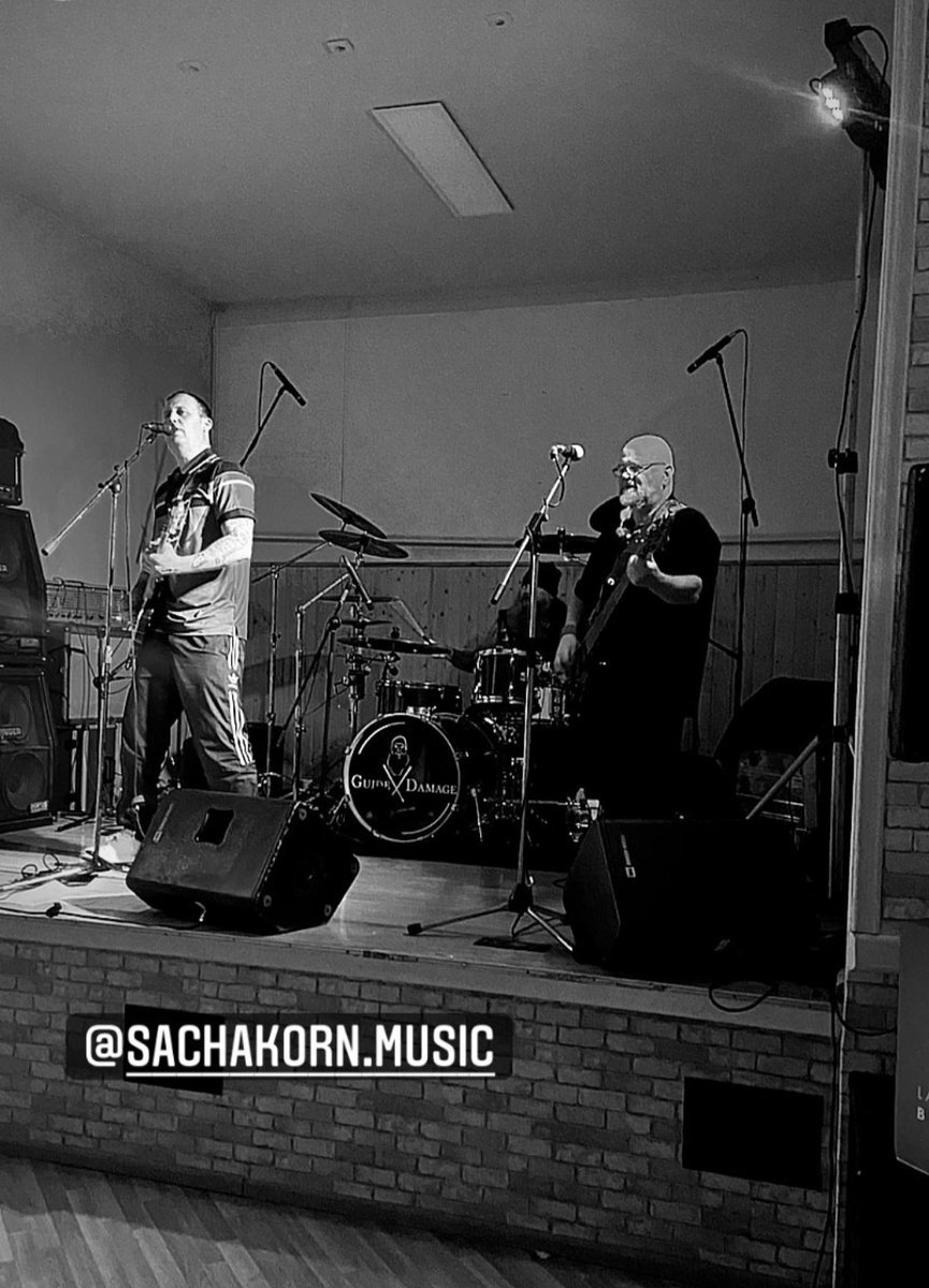 KimWinkler1312's tweet photo. 1/4
Wie sich nun bestätigt hat, fand gestern ein extrem rechtes Sacha Korn-Konzert bei einer AfD-Veranstaltung in #Hoenow statt. Anwesende AfDler waren u.a. Lars Günther, Birgit Bessin, Daniel Freiherr von Lützow, Hannes Gnauck,Steffen Kotré,Anna Leisten &amp; Patrick Fritsch. #b0611 https://t.co/uPW27QvIpF