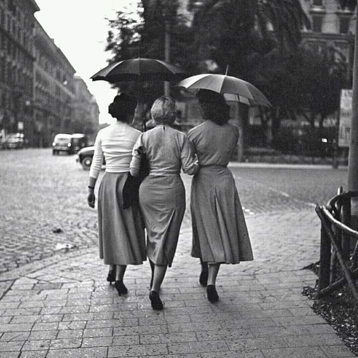 MrBadrutdinov's tweet image. &quot;Three Women Two Umbrellas&quot; Italy, 1956, Photo by Bill Perlmutter (American, born 1932-) #BillPerlmutter #photography #photo #Italy