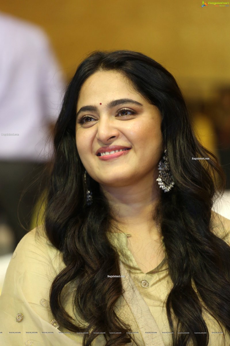 Wishing one of the supremely talented and gorgeous actresses Anushka Shetty a very happy birthday 💐🍰🎂! On her birthday, know about her Biography - rglhri.in/Anushka #AnushkaShetty #HappyBirthdayAnushka #hbdAnushka #Anushka #Sweety #birthday #birthdaywishes #Ragalahari