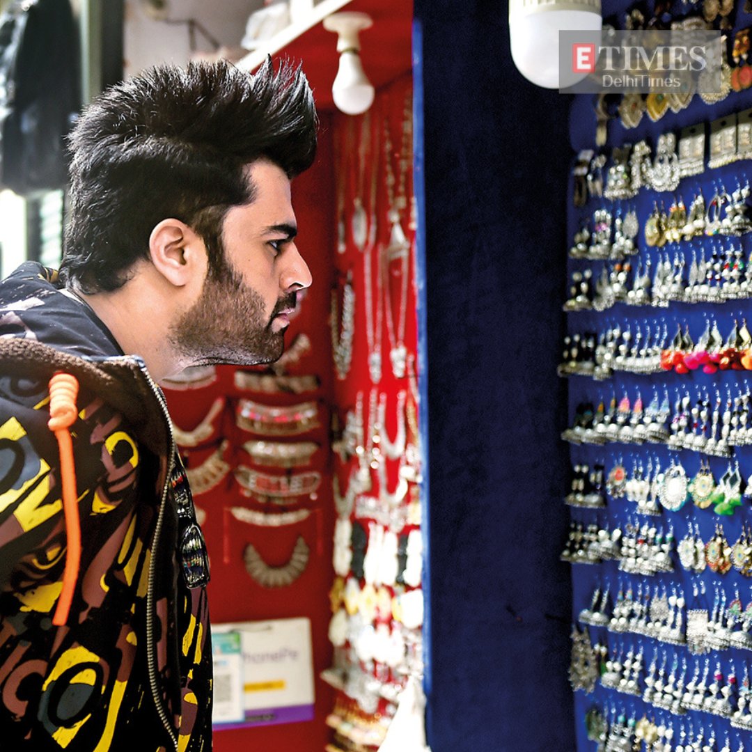 DelhiTimesTweet's tweet image. "I’ve gifted my wife a lot of jewellery from #Janpath," says @ManishPaul03, who was in #Delhi recently, as he spoke to us about not feeling insecure about acting in a multi-starrer, returning to work &amp;amp; more

Read: bit.ly/3C47XdL

#ManieshPaul #ManishPaul #TV #Bollywood