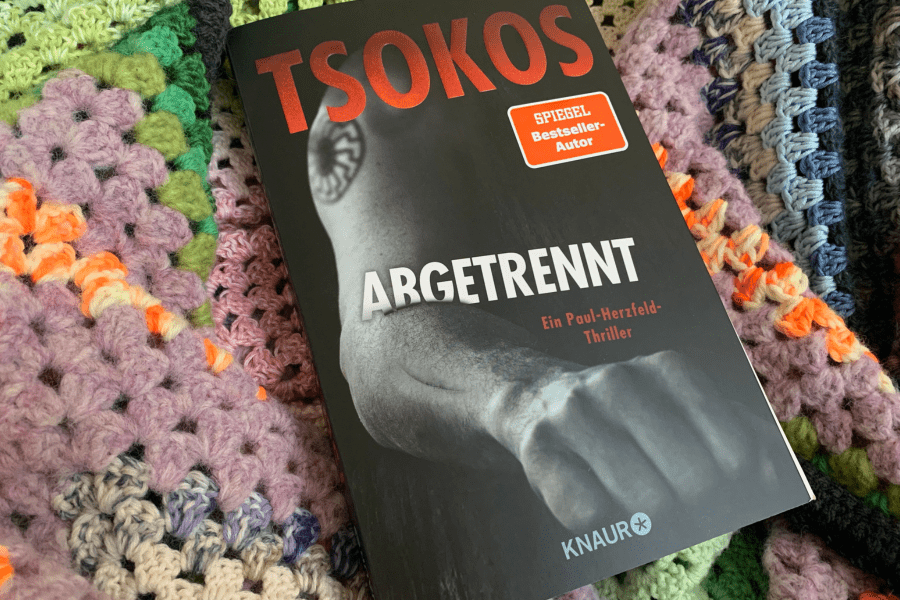 kroetensocke's tweet photo. #Buchblogger #Lesesonntag
Faszinierende Story mit einem etwas naiven "Ermittler" und zwei Gegenspielern. Nur der Schreibstil traf nicht meinen Nerv.
https://t.co/eulqUku3zW #Familienblogger #Mamablogger #Familienblog #DroemeKnaur #Tsokos #Abgetrennt @knaurVerlag https://t.co/0Ao0u8zKyp
