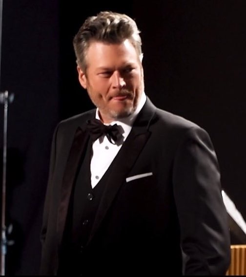 HanneHansen28's tweet photo. Please retweet to vote for #BlakeShelton as #TheCountryArtist of 2021 at the #PCAs 🔥🔥 https://t.co/T3wZZrYjiM