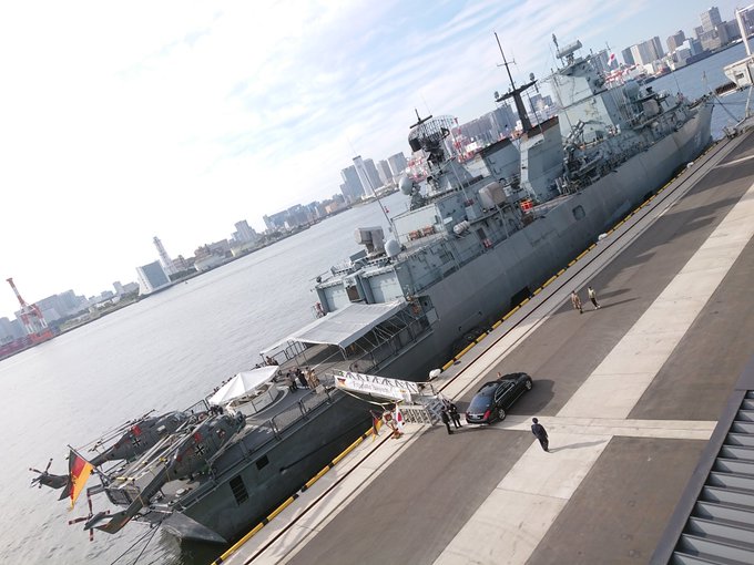 お台場に入港したドイツ海軍フリゲート艦「バイエルン」 と海自護衛艦「さみだれ」を見てきましたヘリのタッツェンクロイツがカッコいい併せて船の科学館で帝政ドイツ軍艦旗"Kriegsflagge"も 