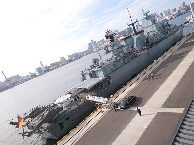 お台場に入港したドイツ海軍フリゲート艦「バイエルン」 と海自護衛艦「さみだれ」を見てきましたヘリのタッツェンクロイツがカッコいい併せて船の科学館で帝政ドイツ軍艦旗"Kriegsflagge"も 