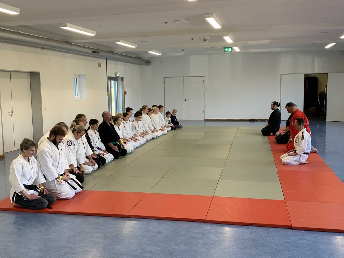 Sascha Thieme was one of my 1st students in Jiu-Jitsu.  In the meantime he has set up his own dojo in the small town of Sauerlach.  On Saturday he invited to a seminar for the second time.  Bernd Baumhöfer and Daniel Mirke were also there.  
#worldkobudo #worldkobudofederation