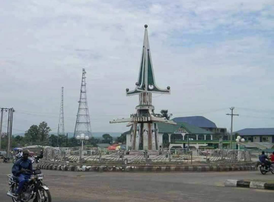 KogiSocials's tweet photo. What Lokoja roundabouts used to look like back then.
All these monuments have been pulled down by the present administration to pave way for modern roundabouts. #KogiCommunity https://t.co/RJsX8AbHJ9