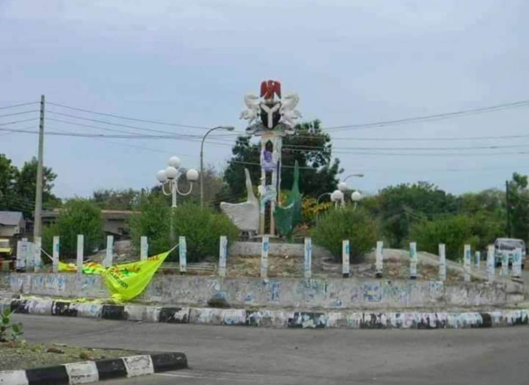 KogiSocials's tweet photo. What Lokoja roundabouts used to look like back then.
All these monuments have been pulled down by the present administration to pave way for modern roundabouts. #KogiCommunity https://t.co/RJsX8AbHJ9