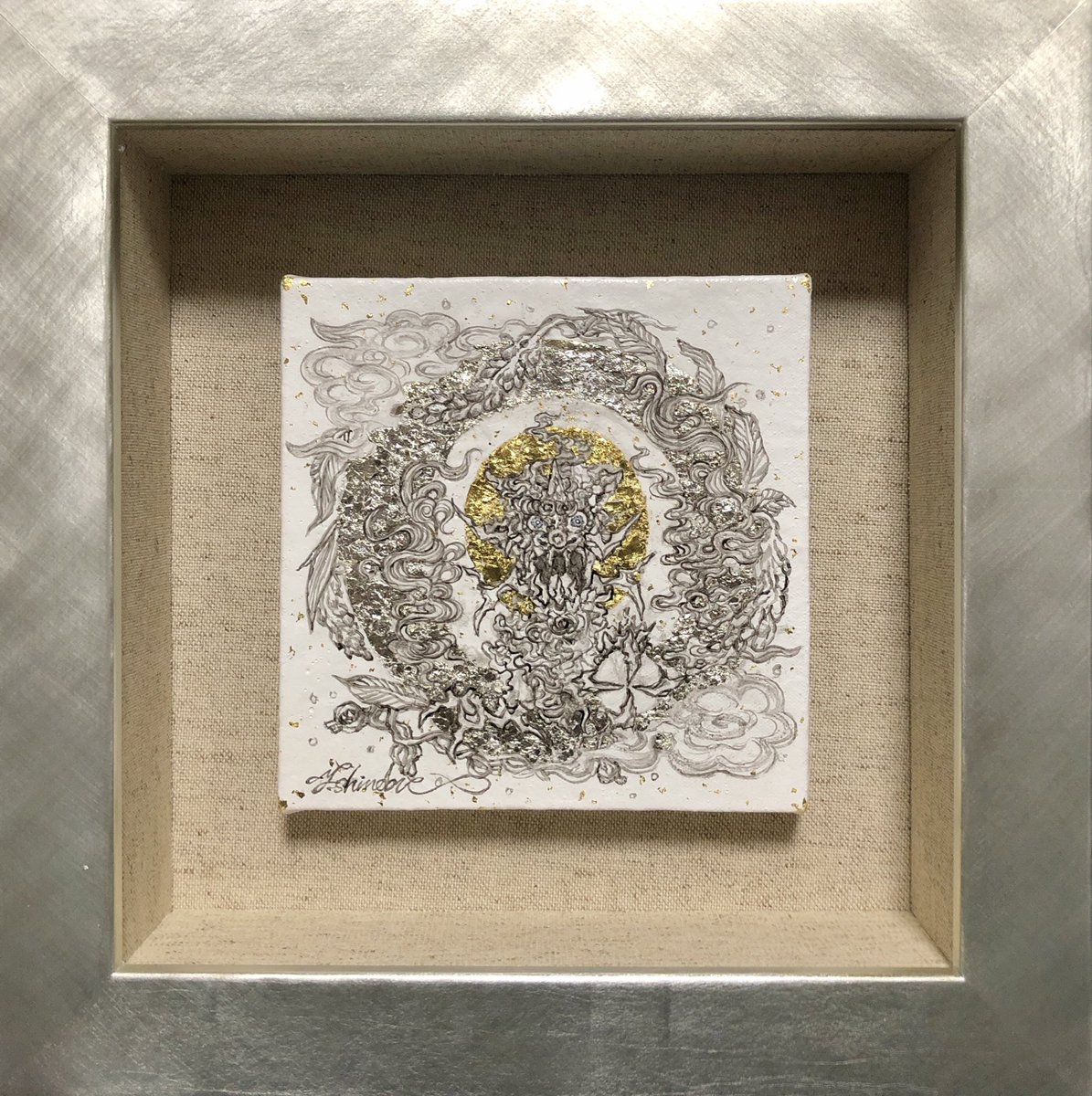 shinobuyonamine's tweet photo. SNS Exihibition

Title:「縁-うがみ獅子阿-金七色-」

素敵なご縁、良いご縁が巡りますように💐✨✨

#オンライン個展　#シーサー　#獅子　#月　#箔　#花　#リース　#一発描き　#絵　#art  #沖縄 #現代アート　#額　#拡散希望RTお願い致します https://t.co/pj7DMkzba2