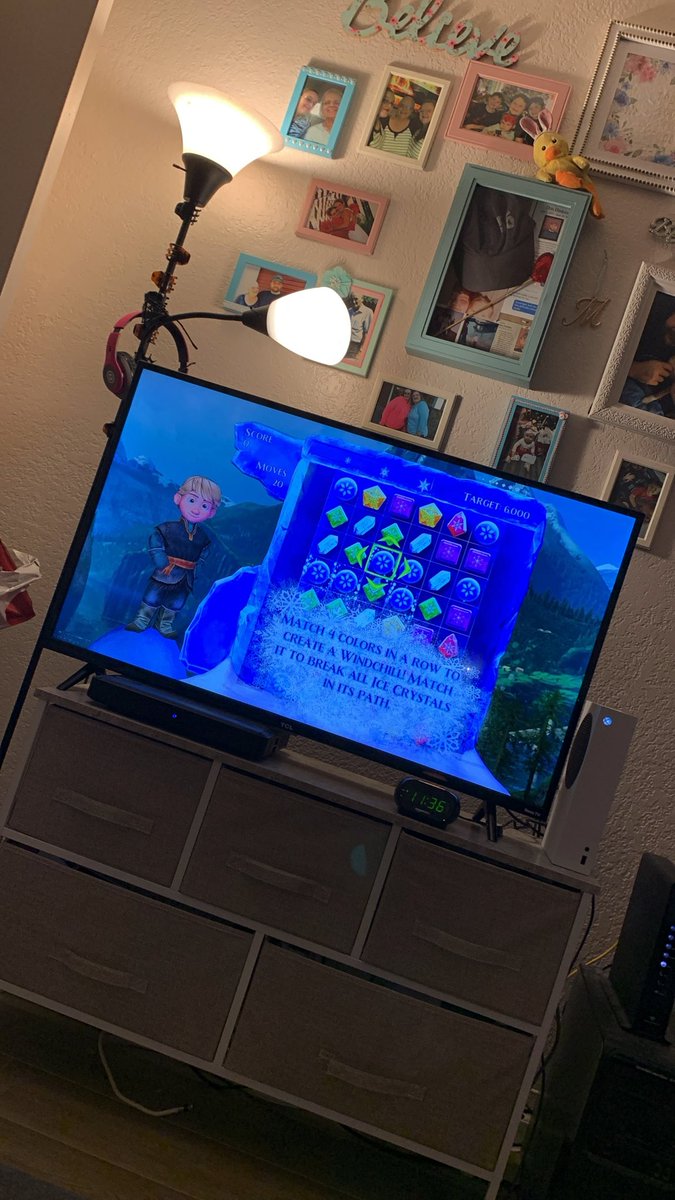 guacamellerz's tweet photo. *gets an xbox…plays a game I could play on my phone* 💀🤦🏻♀️😂 #XboxSeriesS #FrozenFreeFall https://t.co/OdwuhmnLX7