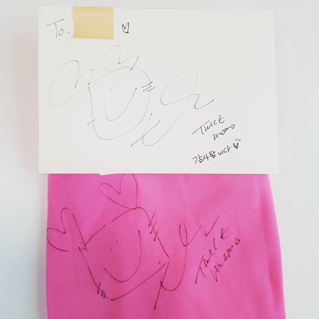 cocoatree_'s tweet photo. 모모님이 해주신 싸인 자세히 보기🥰
코코아트리 포토존에 와서 구경하고 가세요!

#트와이스  #twice #모모 #momo #모모생일카페
#11월의_비타민_모모
#코코아트리 https://t.co/0qEW3lE3lk