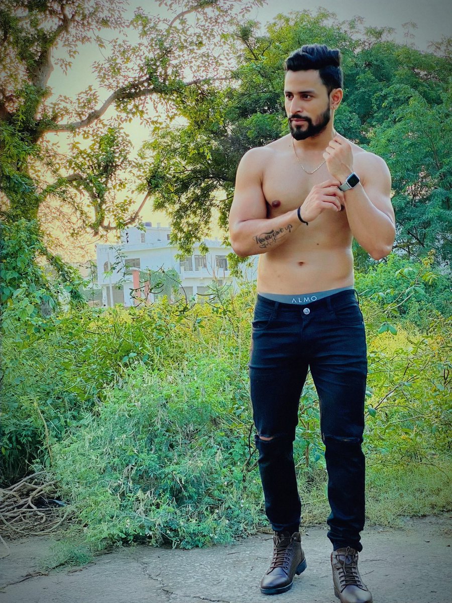dev_r_chauhan's tweet photo. Muscles are torn in the gym, fed in the kitchen and built in the bed.🕉❤️🔱
#fitnessmodel #agra #mumbai #welcomephotographer #Collaboration #fitnessgirl #fitnesscoach #printshoot #actorslife #castingdirector #indianmodel #modelling #dev_rahul_chauhan https://t.co/IXh5JmcItu