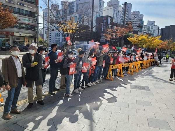 AnaSaung's tweet photo. Burmese &amp; Korean activists held a protest against the military coup in front of Burmese military embassy in South Korea on November 7.

LEGALIZATION OF NUG
#Nov7Coup
#WhatsHappeningInMyanmar https://t.co/oo5Ia7RfOa