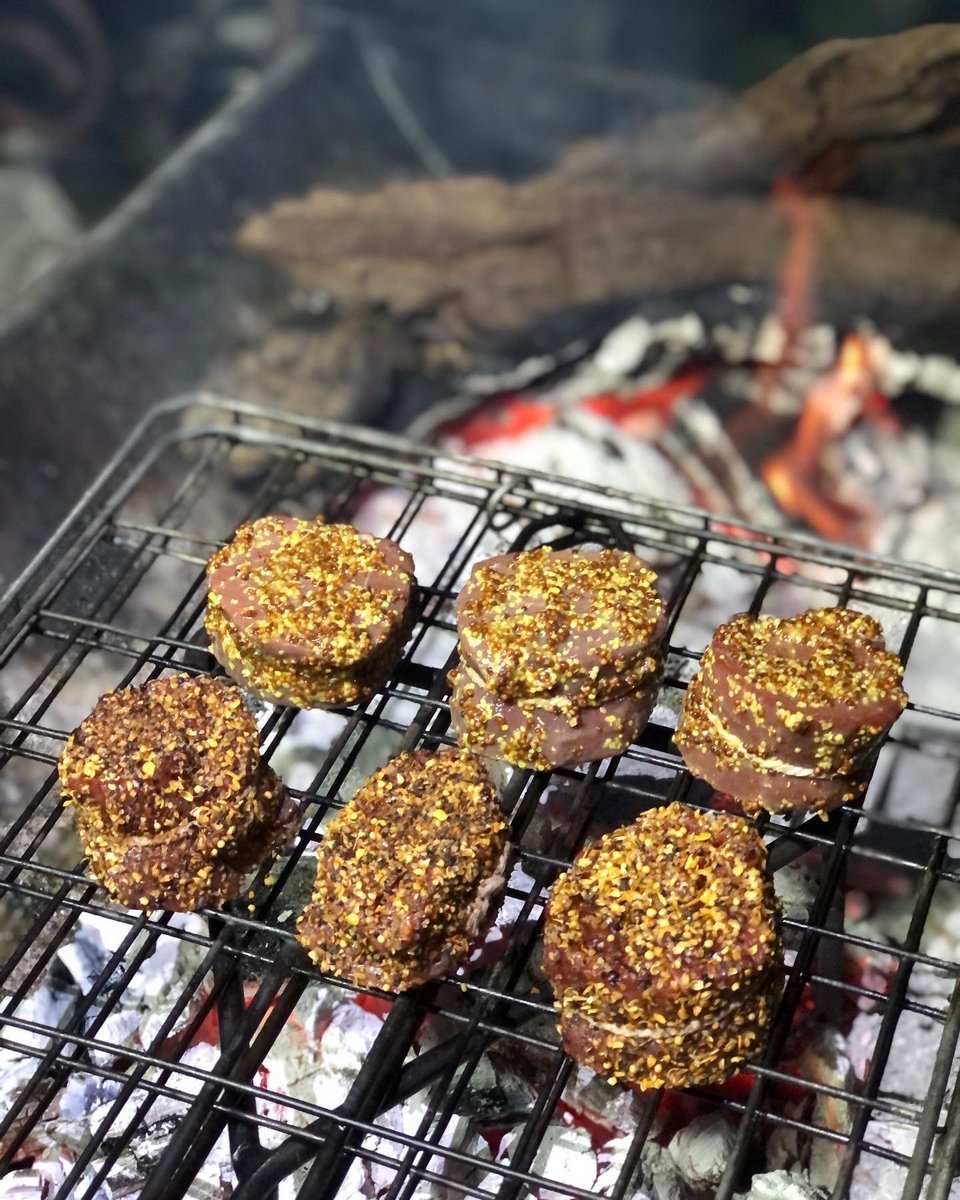 Meat_Ranger's tweet photo. #MeatRanger - Happy #internationalmerlotday2021 Paired this Grass-fed Fillet, done over open flames, with my favourite merlot from @degrendelwines🔥🍷🔥🍷🔥 #merlot #supportlocalwine🇿🇦 #foodblogger #braaiblogger #drinksouthafricanwines #filletsteak https://t.co/cXL6zEtcKb