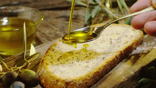 OakhurstOlives's tweet image. Extra virgin olive oil is rich in "healthy" monounsaturated fat and it should not be viewed in the same light as fat sources like lard and butter! ❤
bit.ly/3qeUihq
#EVOO #OliveOil #OakhurstOlives #health #foodie