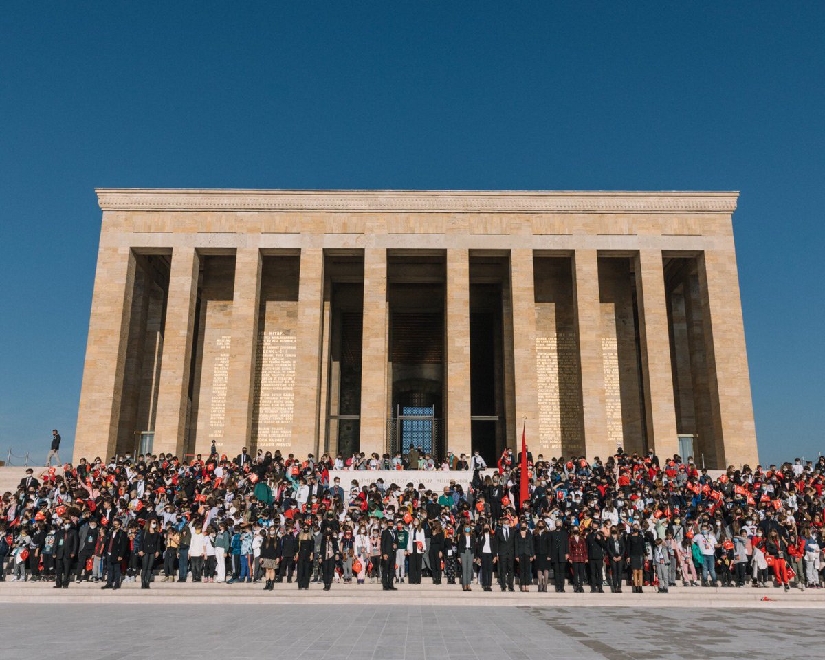 bahcesehir_k12's tweet photo. Atamızın huzurundayız! 
Bahçeşehir Koleji olarak Türkiye’nin dört bir yanından gelen öğretmen ve öğrencilerimizle Ulu Önder Gazi Mustafa Kemal Atatürk’ün aramızdan ayrılışının 83. yıl dönümünde Anıtkabir’de buluştuk.
#bahçeşehirkoleji
#atamızınhuzurunda
#10kasım https://t.co/cdSQFZKyPe