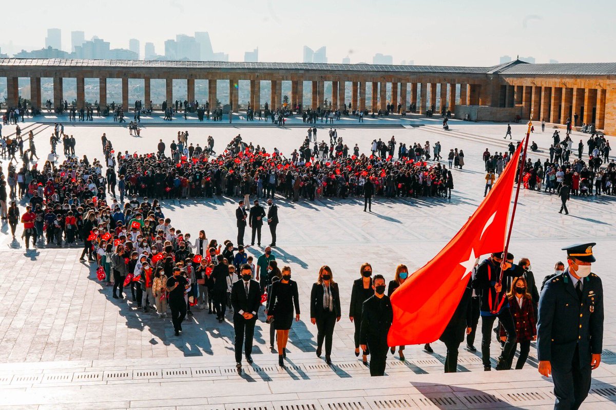 bahcesehir_k12's tweet photo. Atamızın huzurundayız! 
Bahçeşehir Koleji olarak Türkiye’nin dört bir yanından gelen öğretmen ve öğrencilerimizle Ulu Önder Gazi Mustafa Kemal Atatürk’ün aramızdan ayrılışının 83. yıl dönümünde Anıtkabir’de buluştuk.
#bahçeşehirkoleji
#atamızınhuzurunda
#10kasım https://t.co/cdSQFZKyPe