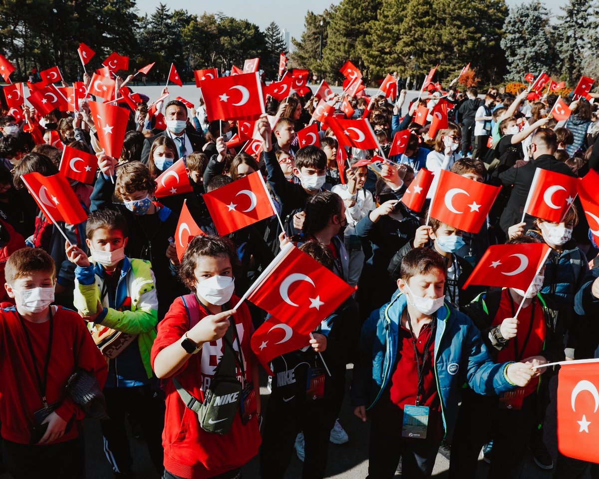 bahcesehir_k12's tweet photo. Atamızın huzurundayız! 
Bahçeşehir Koleji olarak Türkiye’nin dört bir yanından gelen öğretmen ve öğrencilerimizle Ulu Önder Gazi Mustafa Kemal Atatürk’ün aramızdan ayrılışının 83. yıl dönümünde Anıtkabir’de buluştuk.
#bahçeşehirkoleji
#atamızınhuzurunda
#10kasım https://t.co/cdSQFZKyPe