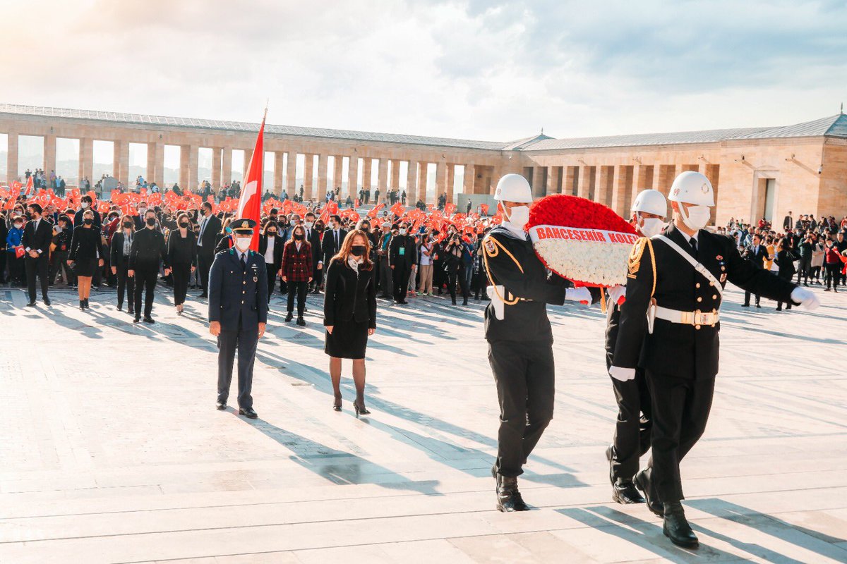 bahcesehir_k12's tweet photo. Atamızın huzurundayız! 
Bahçeşehir Koleji olarak Türkiye’nin dört bir yanından gelen öğretmen ve öğrencilerimizle Ulu Önder Gazi Mustafa Kemal Atatürk’ün aramızdan ayrılışının 83. yıl dönümünde Anıtkabir’de buluştuk.
#bahçeşehirkoleji
#atamızınhuzurunda
#10kasım https://t.co/cdSQFZKyPe