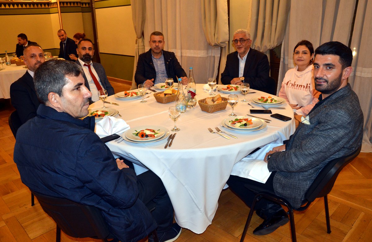 Saraybosna Belediye Başkanı Benjamina Karic, BDYD tarafından düzenlenen Türkiye - Bosna Hersek Kültür Buluşması kapsamında Türkiye'nin çeşitli il ve ilçelerinden gelen belediye başkanları onuruna akşam yemeği verdi. 

<a href="/BenjaminaKaric/">Benjamina Karić</a> <a href="/SinanBalkaya69/">Sinan Balkaya 🇹🇷</a>

#Saraybosna 
#Sarajevo 🇹🇷🇧🇦