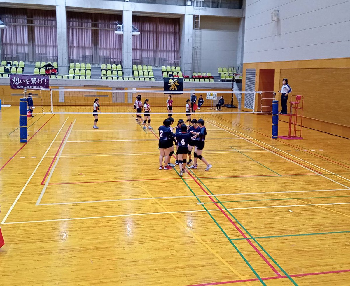 stmvolley's tweet photo. 11月６日(土)、和気町体育館で選手権大会が行われ、瀬戸南高校は津山高校と対戦しました。
瀬戸南高校　０－２　津山高校
残念ながら負けてしまいましたが、練習の成果が見られるプレーもありました。
次は12月18日(土)の新人戦です。また頑張ります！ https://t.co/SdIR358K6A