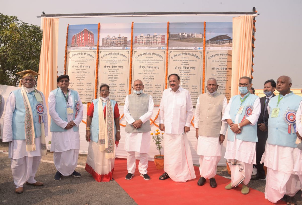 Singhapbjp's tweet photo. डॉ. राजेन्द्र प्रसाद केन्द्रीय कृषि विश्वविद्यालय, पूसा के द्वितीय दीक्षान्त समारोह 2021 में शामिल होते उप राष्ट्रपति श्री वेंकैया नायडू, राज्यपाल श्री फागू चौहान, माननीय मुख्यमंत्री श्री नीतीश कुमार, माननीय उपमुख्यमंत्री श्रीमती रेणु देवी जी ! https://t.co/Sae6JuQIat