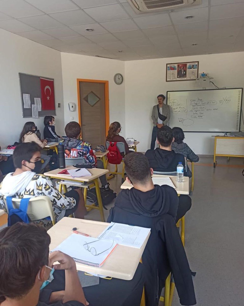 bahcesehirant's tweet photo. 2019-2020 mezun öğrencilerimizden Düsseldorf Üniversitesi Medya, Siyaset, Toplum bölümünü kazanan Kutay Çavdır okulumuzu ziyaret etti. Bu ziyaretinde öğrencilerimize yurt dışında eğitimin nasıl olduğunu, bu süreci nasıl geçirdiğini ve neler yaşadığını aktardı. https://t.co/uEkaQUugRX