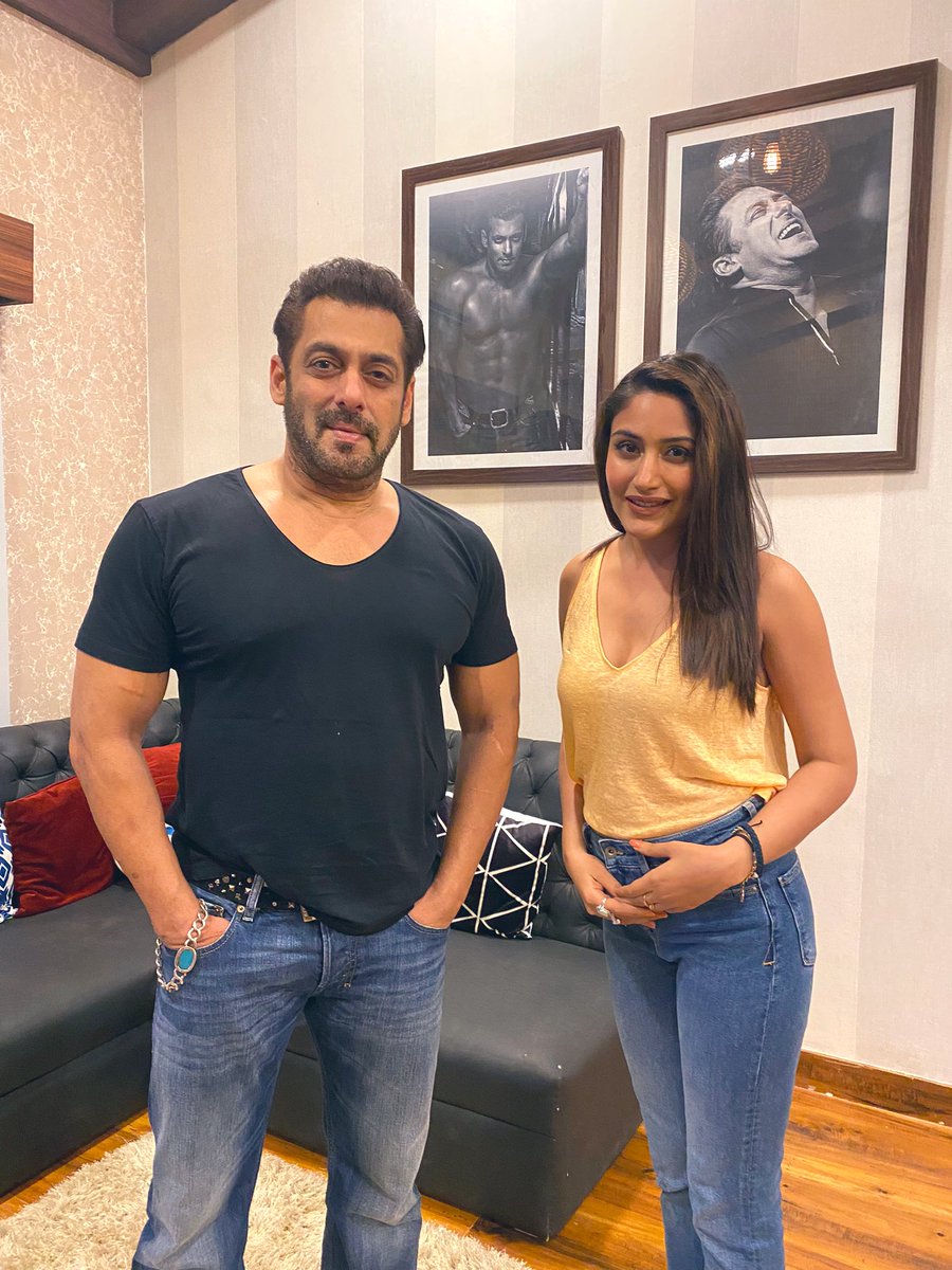 SurbhiChandna's tweet photo. Main PREM Ki Deewani Hoon @beingsalmankhan 

Thankyou my Fav @colorstv @voot #biggboss15  

Catch The super Sexy EK , Naagins Anita and me tonight on Bigg BOSS having a blast with the contestants #naaginXbiggboss #naagin5 
9 PM Don’t Misssss or else we will Hissssss https://t.co/QzpV8b7Wdu