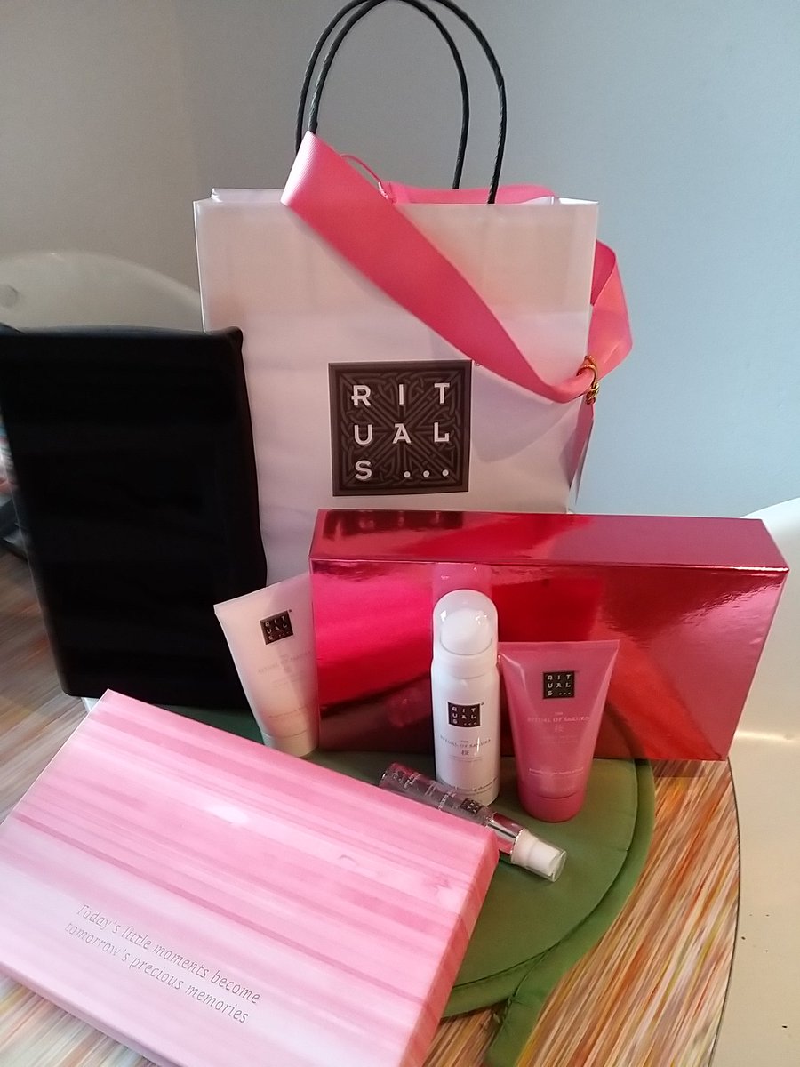 YVeenman's tweet photo. Gisteren cadeau gekregen. Vooral afval. Zoek de cadeautjes! @Rituals https://t.co/7H9nT70iL8