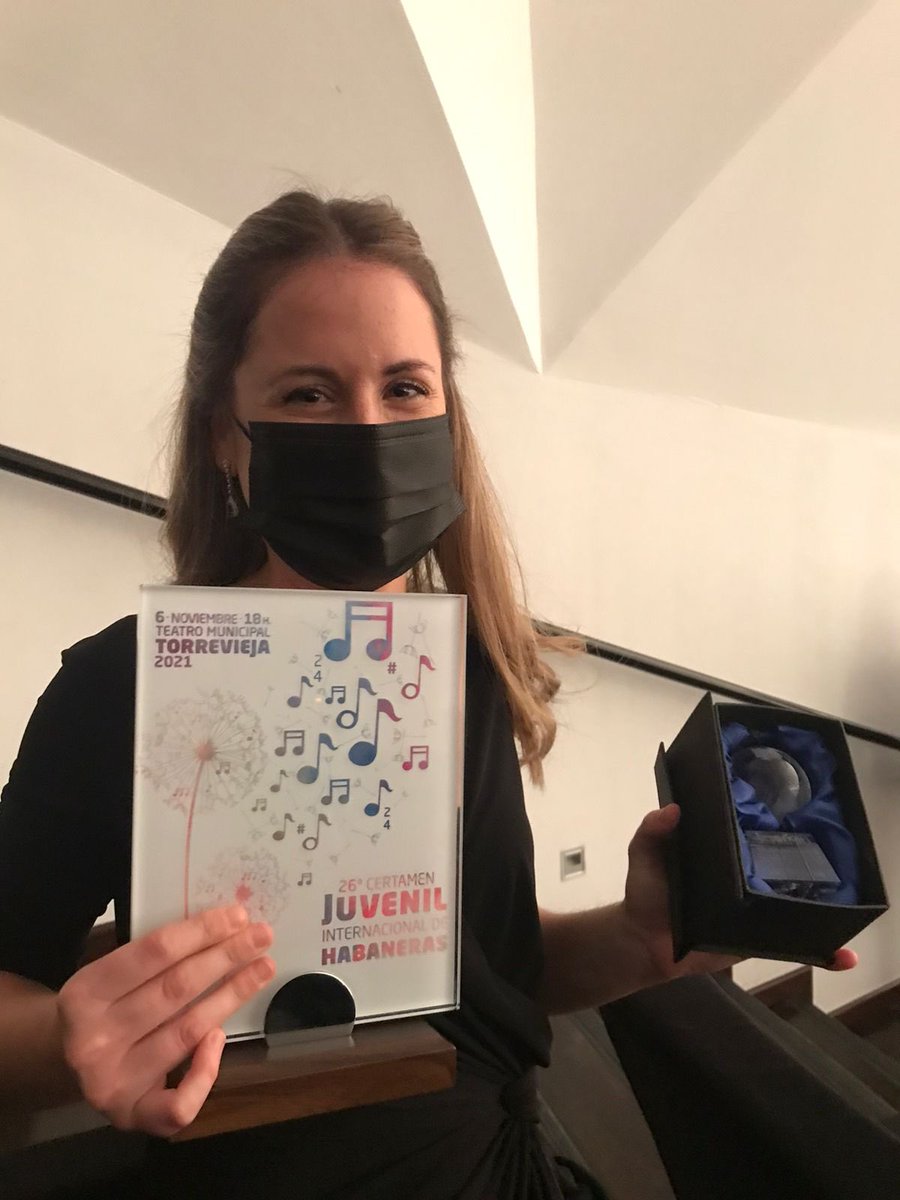 escolacoralvj's tweet photo. Enhorabuena a la #coralVirelai,a sus coralistas,familias y monitores/as por este tercer🥉premio en el 26 Certamen Juvenil de Habaneras de Torrevieja. 
Para la Escola habéis ganado en saber estar y en cantar con el ❤️,que es lo que mejor sabéis y sabemos hacer. Orgullosos de tod@s https://t.co/rhTfgExi73