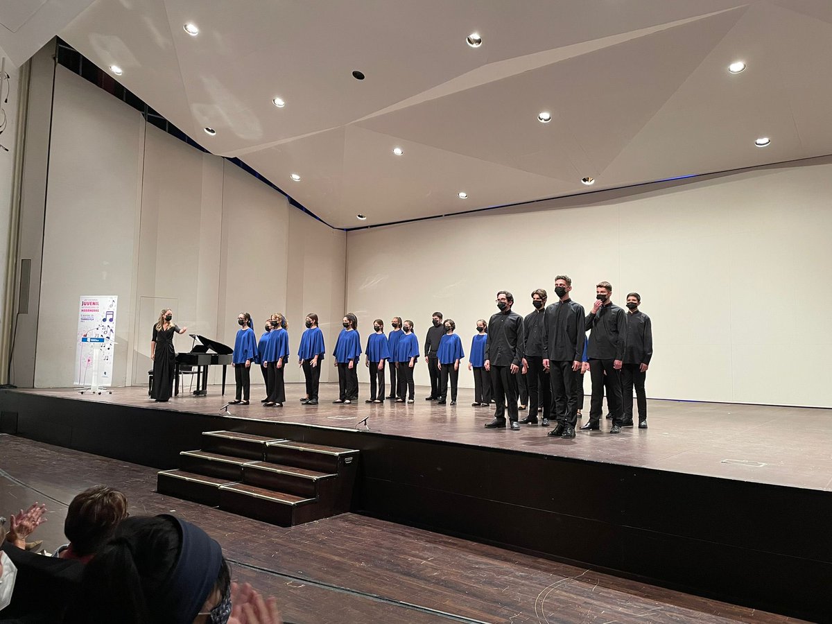 escolacoralvj's tweet photo. Enhorabuena a la #coralVirelai,a sus coralistas,familias y monitores/as por este tercer🥉premio en el 26 Certamen Juvenil de Habaneras de Torrevieja. 
Para la Escola habéis ganado en saber estar y en cantar con el ❤️,que es lo que mejor sabéis y sabemos hacer. Orgullosos de tod@s https://t.co/rhTfgExi73