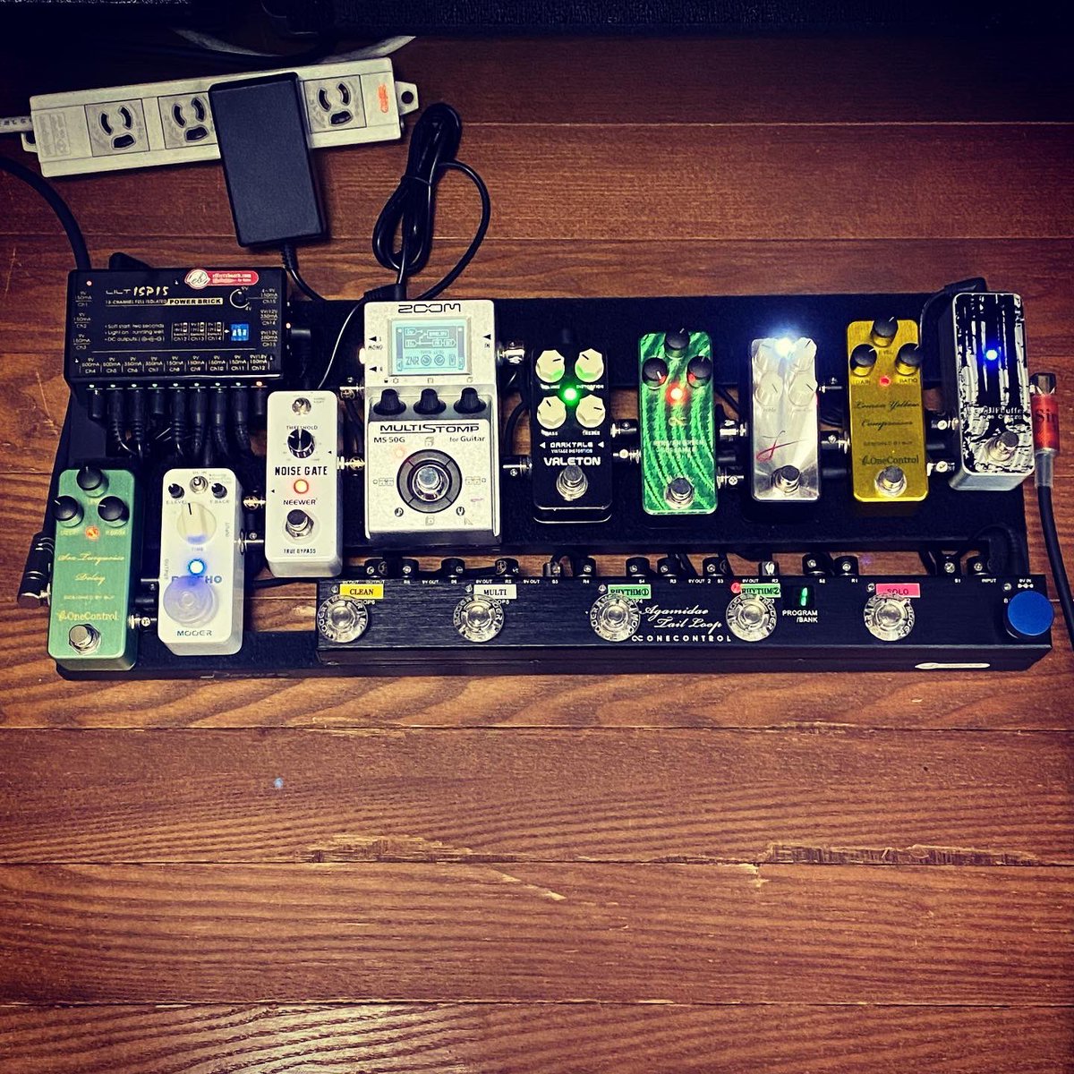 kei_style_'s tweet photo. そして今日もこのボードで練習。
1週間弾けていないので、左手も右手もギクシャク。。上達したい！頑張らねば！
#onecontrol #persiangreenscreamer #lemonyellowcompressor #bjfbuffer #seaturquoisedelay #agamidaetailloop #mooer #reecho #valeton #darktale  #leqtique #l #redemptionist https://t.co/G1q5GcVYq4