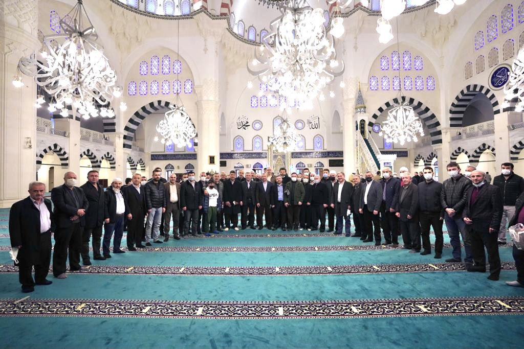 bbismailerdem's tweet photo. Sabah namaz programımızda Mimar Sinan Camii’nde, Üsküdar Belediye başkanı @hilmiturkmen34 ve komşularımızla buluştuk.

Üsküdar belediyemizin ikramı olan sıcak çorbayı, Hilmi beyle birlikte cami cemaatine ikram ettik

Katkıları ve iştiraki için sayın başkana çok teşekkür ederim. https://t.co/WV1IIC746m