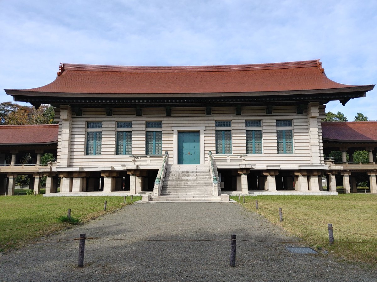 LL2eeJTpVkcI8Yo's tweet photo. 明治神宮宝物殿(大江新太郎1921)
約5年ぶりの一般公開。正倉院の校倉造りを模した校倉風大床造り。明治神宮造営局の大江氏がコンペ当選(この時の3等が後藤慶二氏)。門扉も創建当時の状態に再現されました(^o^) https://t.co/i4dDXcOvPK
