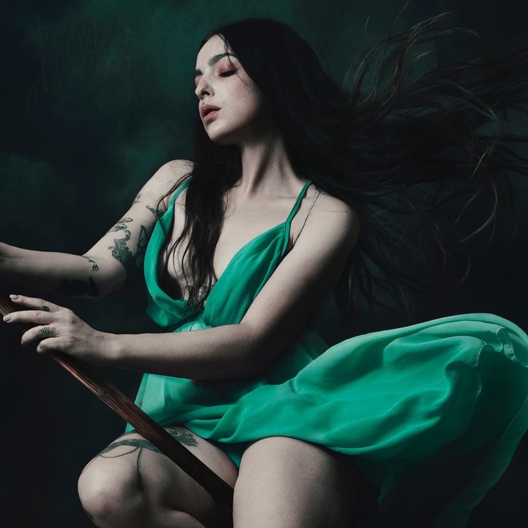 ⚡SUBMISSION SUNDAY⚡

Another lovely collaboration of photographer @FatimaRuizPhoto and model Saray Diaz. This is for all those beautiful witches on brooms out there!

#beautifulbizarre