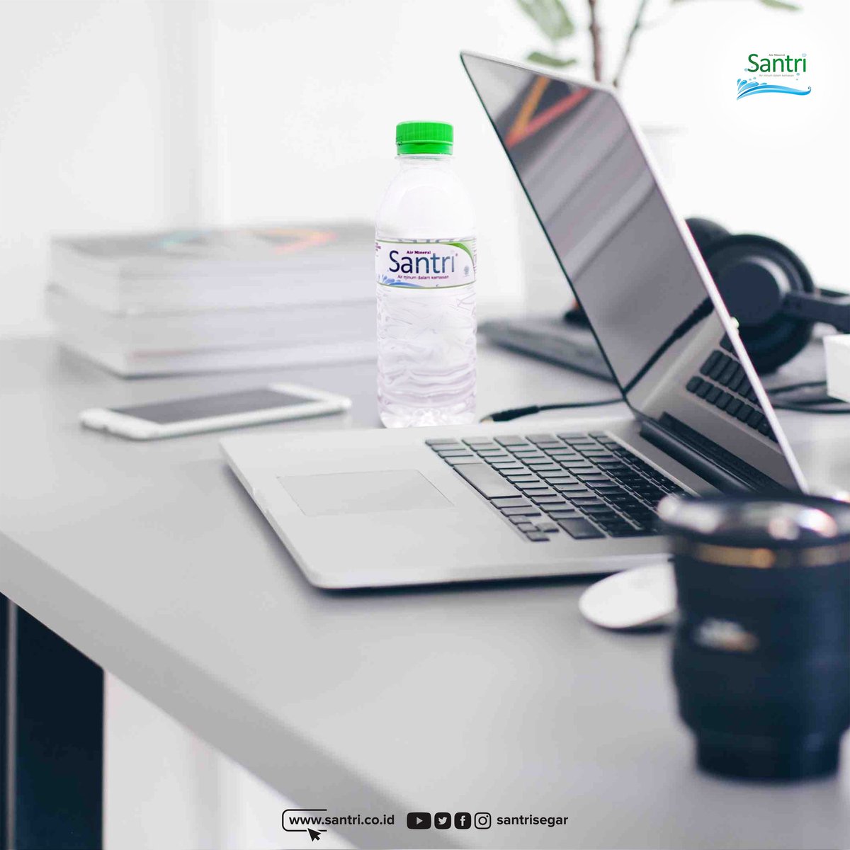 SantriSegar's tweet photo. Capek kerja di depan laptop seharian, jangan lupa untuk selalu menyediakan Air Mineral Santri sebagai teman kerja kalian. 

Kebutuhan cairan saat kerja sangat penting untuk menjaga fokus dan semangat beresin kerjaan. 

#AirMineralSantri #Santri #MineralMurni https://t.co/D0bCv2JkGn